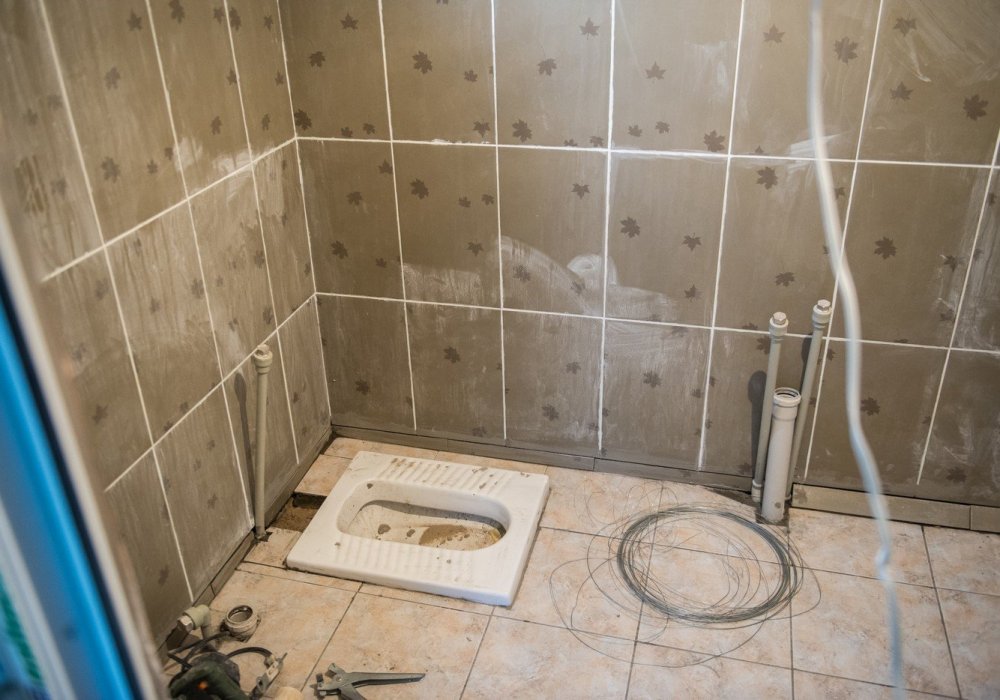 Благодаря силе интернета и неравнодушию людей, нашлись волонтеры, которые занялись строительством помещения. Теперь в доме Бакытбека и Кулаш есть водопровод, туалет, душ. В настоящее время ведутся отделочные работы.