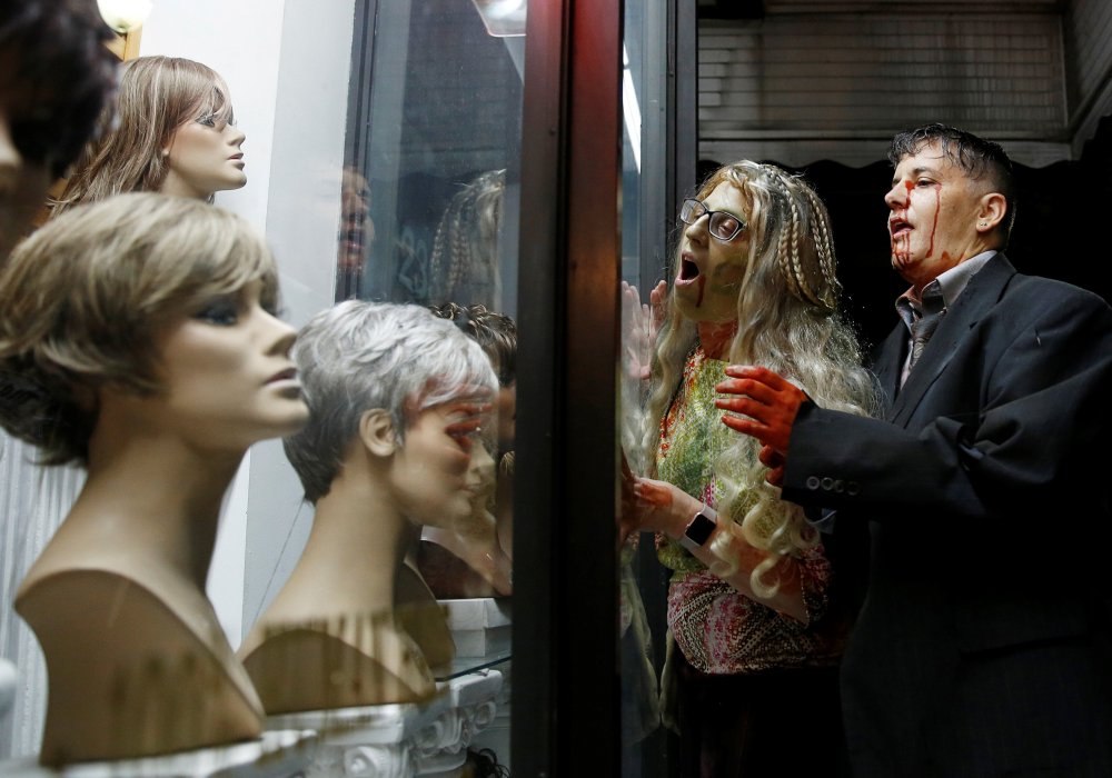 Парочка зомби выбирает себе парики. Ежегодное шествие Silver Spring Zombie Walk, которое проводится в канун Хэллоуина в Силвер-Спринг, штат Мэриленд, США. REUTERS ©