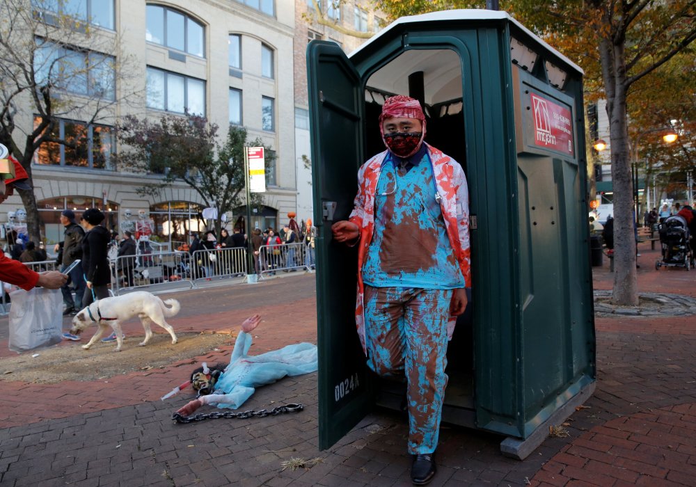 Участник Greenwich Village Halloween Parade в Манхэттене, Нью-Йорк. REUTERS ©