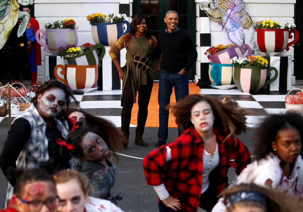 Президент США Барак Обама и первая леди Мишель Обама наблюдают за флэшмобом зомби. Белый дом, Вашингтон. REUTERS ©