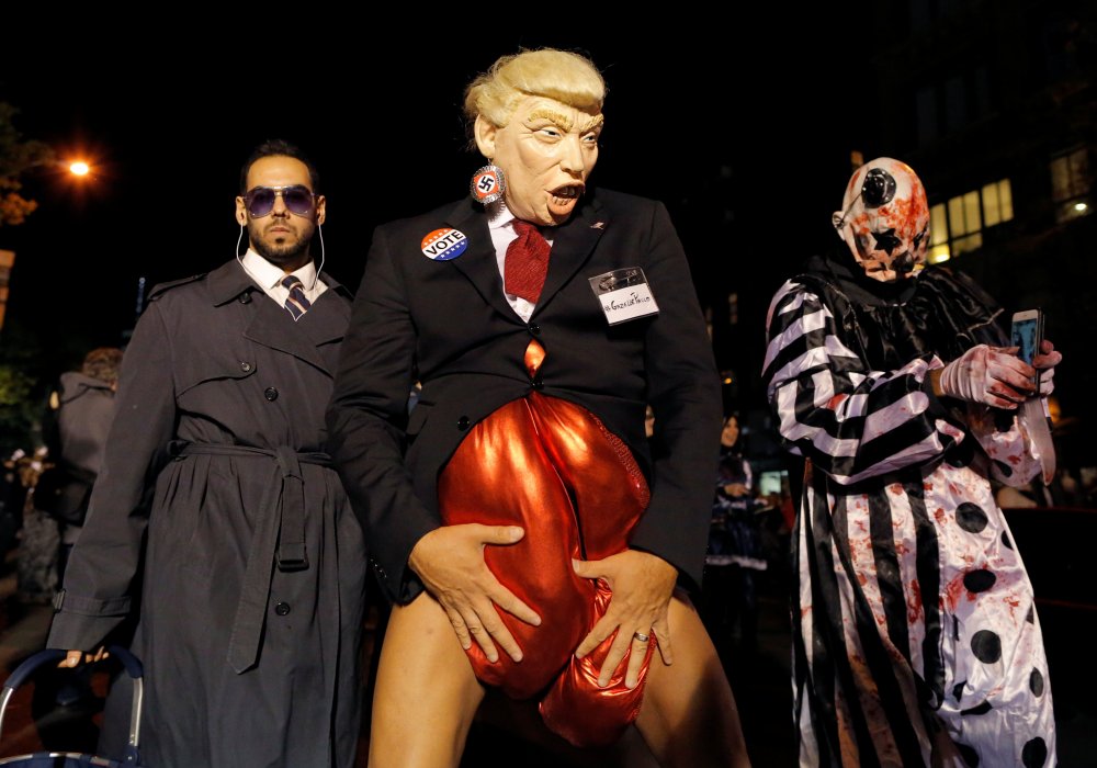 Человек, одетый, как кандидат в президенты США Дональд Трамп. Greenwich Village Halloween Parade в Манхэттене, США. REUTERS ©