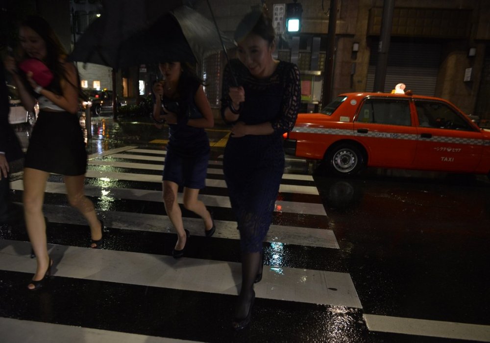 В вечерние планы жителей Токио вмешался дождь.