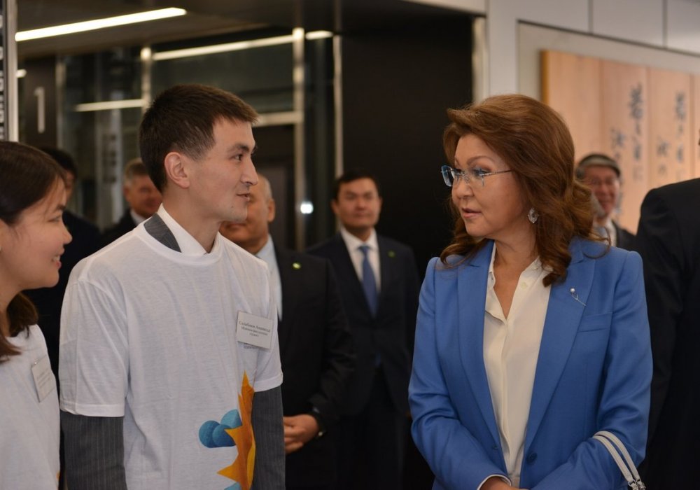 В поездке Президента сопровождает также и председатель комитета по международным отношениям, обороне и безопасности Сената Дарига Назарбаева. Вот здесь она общается с казахстанскими студентами, обучающимися в вузе Японии.