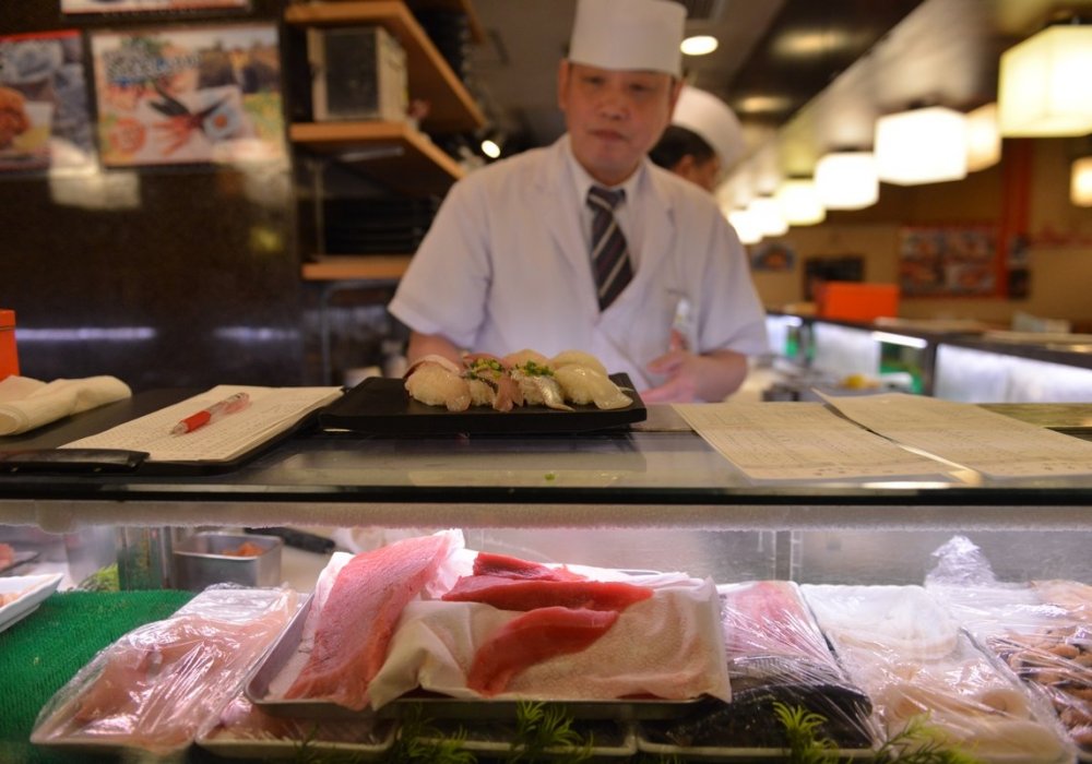 Повара готовы предложить большое разнообразие традиционной свежей японской еды.