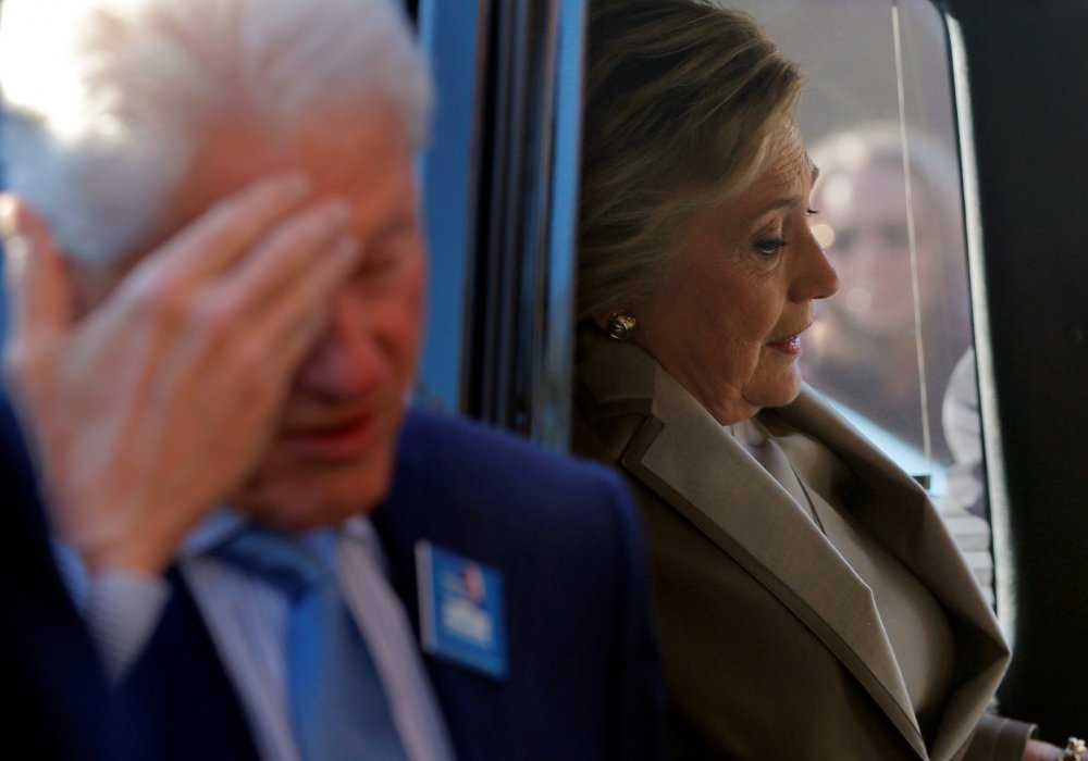 Хиллари Клинтон с супругом Биллом после голосования на избирательном участке. ©REUTERS