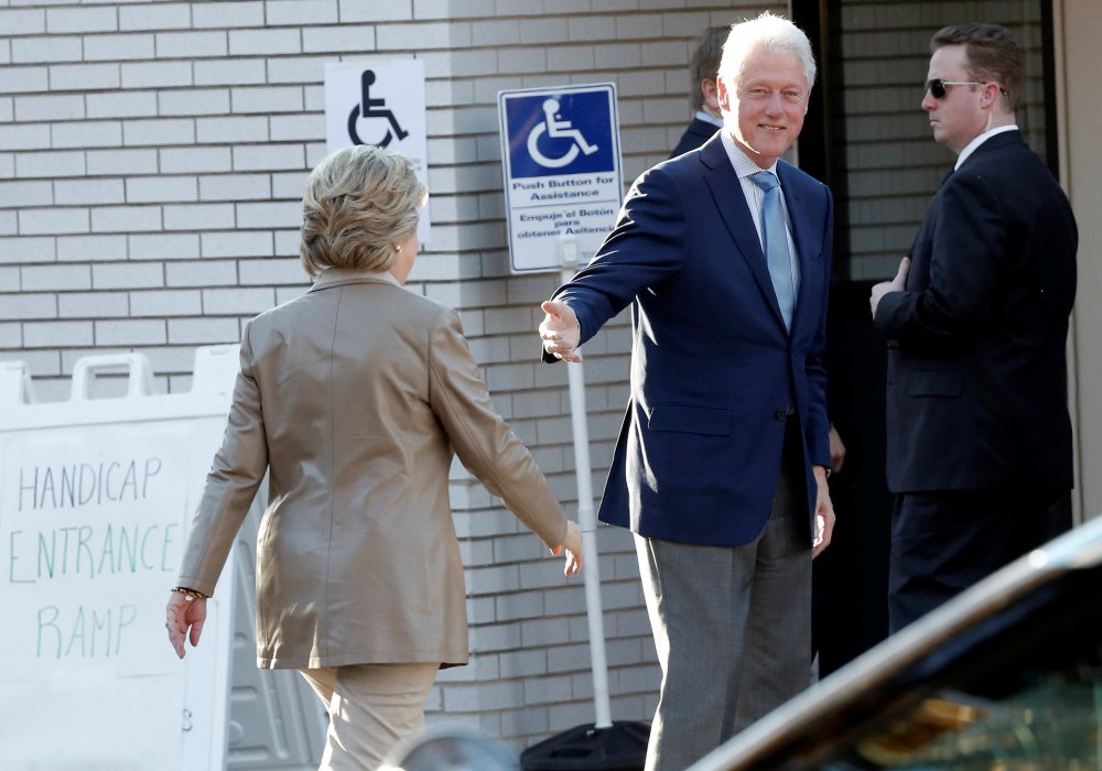 Хиллари Клинтон с супругом Биллом после голосования на избирательном участке. ©REUTERS