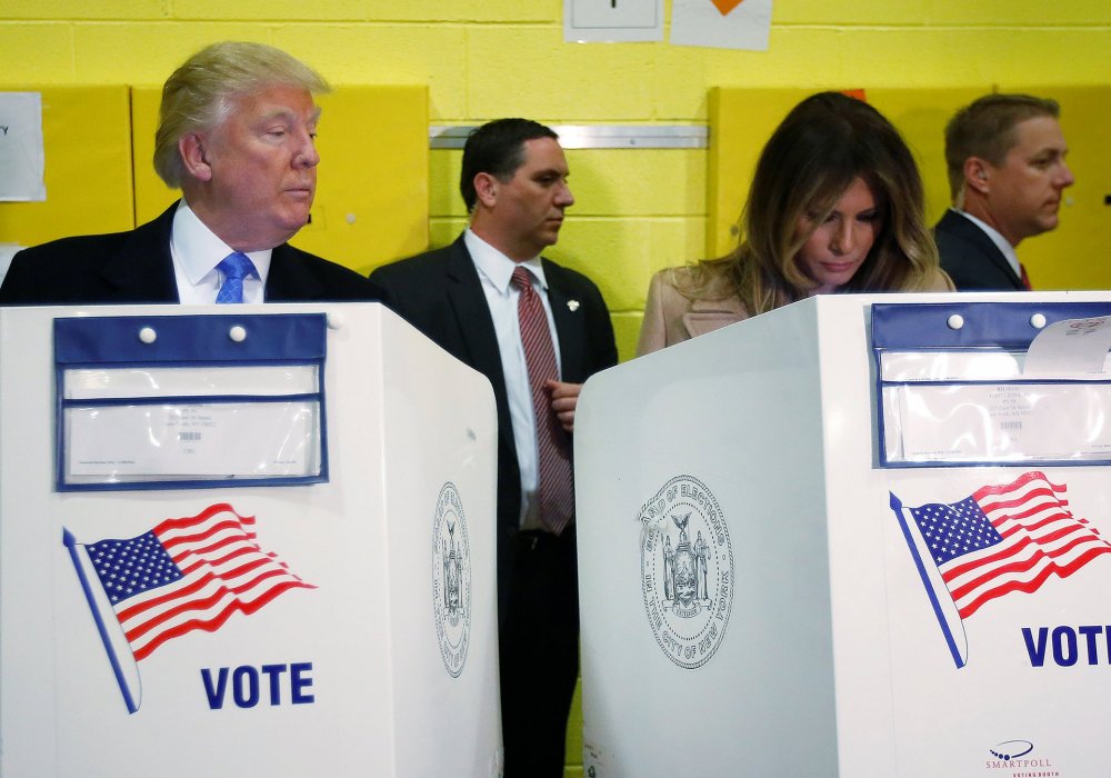 Дональд Трамп с женой на избирательном участке. ©REUTERS