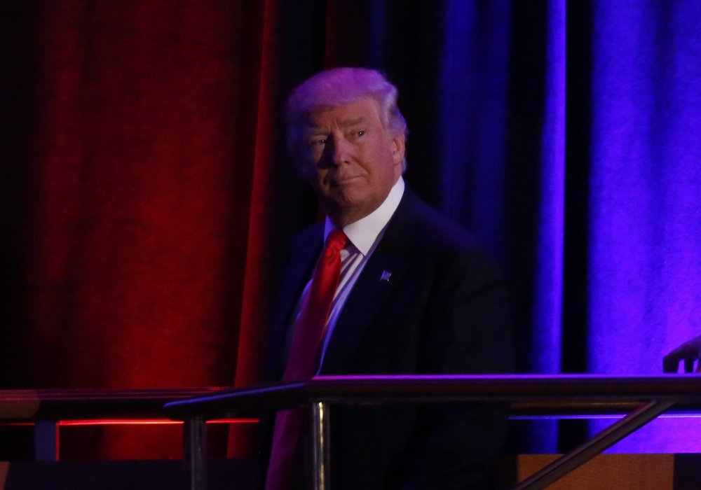 Дональд Трамп выходит на сцену для победной речи. ©REUTERS