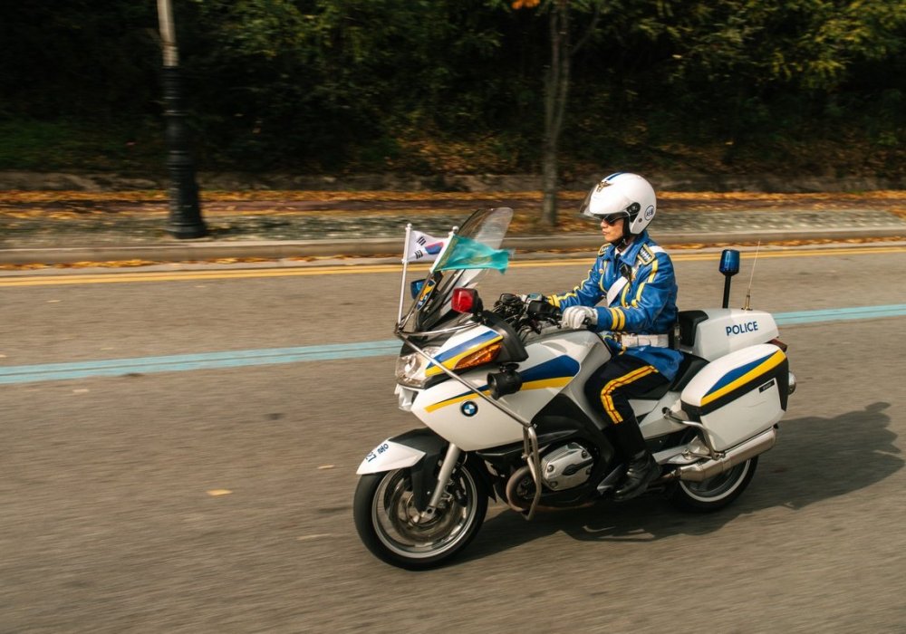 На мотоцикле полицейского два флага - Южной Кореи и Казахстана. Такое повышенное внимание со стороны принимающей стороны, помимо хороших дружеских отношений, объясняется еще и высоким статусом визита Назарбаева. Сеул он посещал с государственным визитом.
