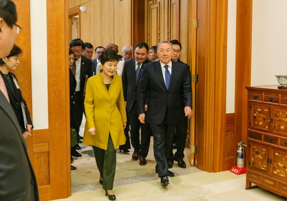 Кстати о Пак Кын Хе. Назарбаев прибыл в Сеул, когда президент Южной Кореи переживает не самые лучшие времена.