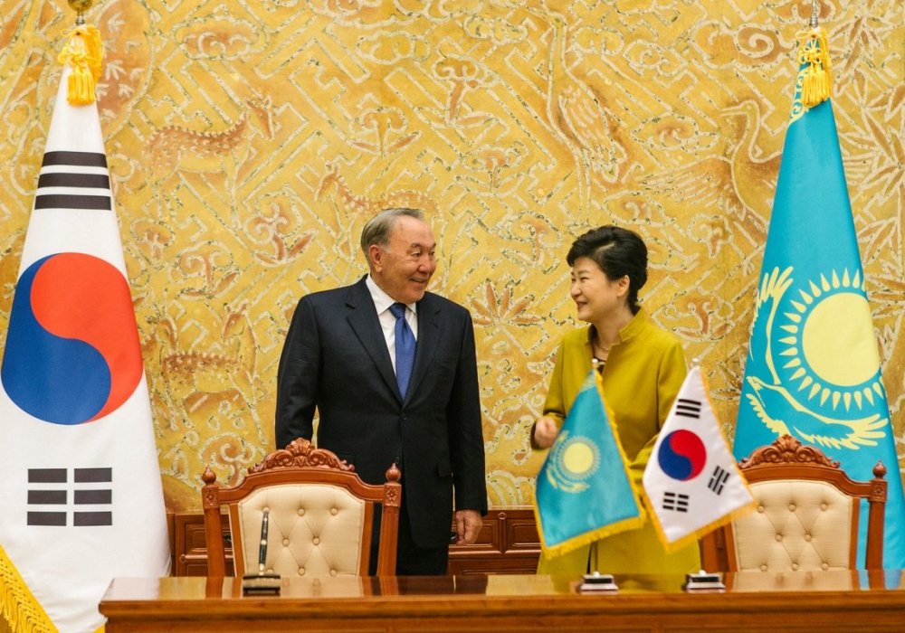 Но Президенту Казахстана каким-то образом удалось заставить ее улыбнуться.