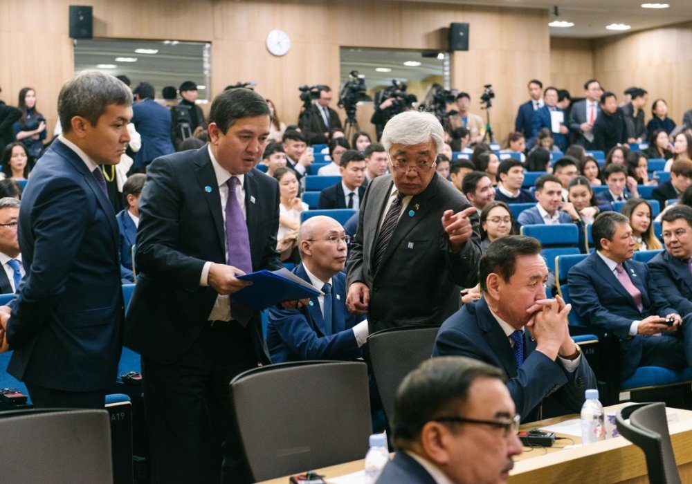 Помимо переговоров с руководством Южной Кореи и встреч с представителями деловых кругов в Сеуле, у Назарбаева была и, так сказать, культурная программа. 