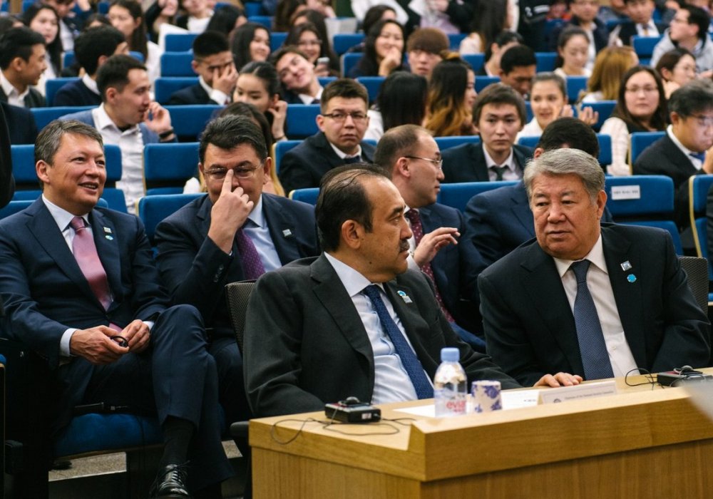 А еще в составе делегации находились глава нацкомпании "Астана ЭКСПО-2017" Ахметжан Есимов и руководитель Комитета национальной безопасности Карим Масимов.