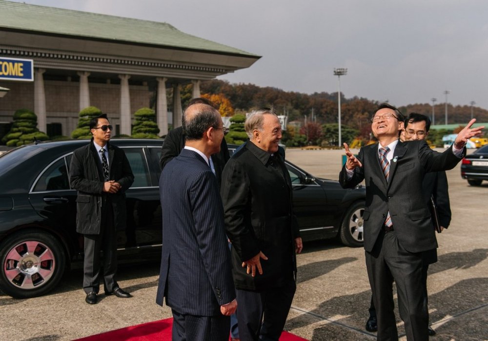 Чрезмерную серьезность этой церемонии Президент решил разрядить юмором. Например, вот так провожающий южнокорейский чиновник отреагировал на предложение Назарбаева вместе с ним полететь в Астану.