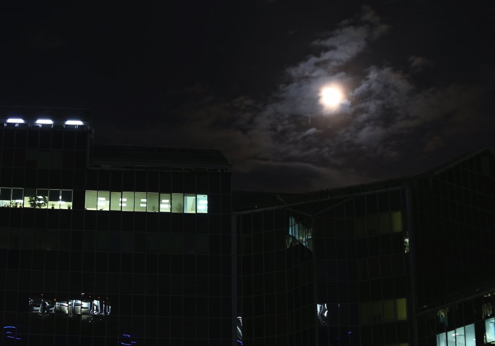 Луна прячется в облаках над Алматы. Фото Tengrinews©