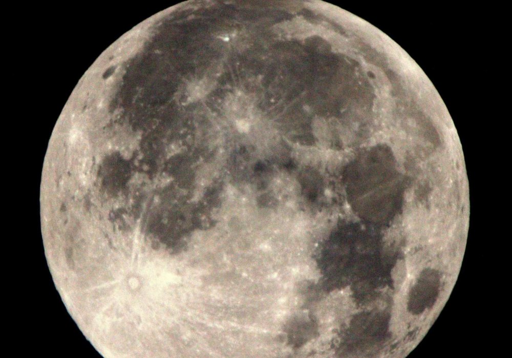 Профессионалы "астрофотографии" смогли снять луну на сверхмощную оптику. Можно разглядеть множество деталей лунной поверхности. Фото Vitaly V.Kasyanenko©