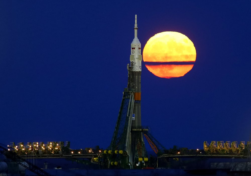 Восход луны над стартовым комплексом в Байконуре. Фото REUTERS/Shamil Zhumatov©