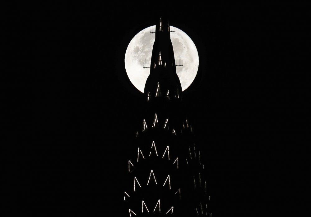Башня "Крайслер" в Нью-Йорке на фоне "Суперлуны". Фото REUTERS/Lucas Jackson©