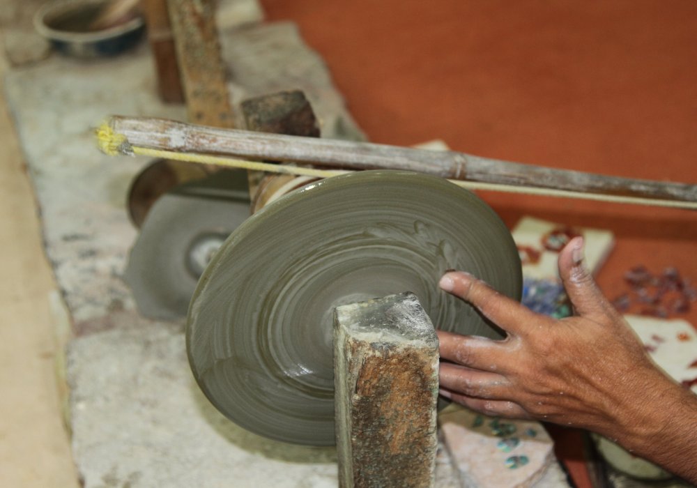 Мастеров, сбивающих пальцы, вырезая камни, регулярно привлекают для реставрации пострадавших по различным причинам секций Тадж-Махала.