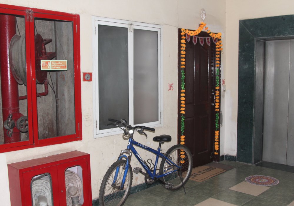 Соседи Сабахудина тем временем украсили свои дома в честь фестиваля Дивали.