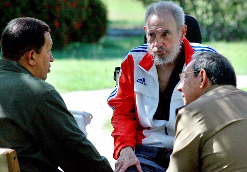 Несмотря на отход от управления страной, Фидель Кастро продолжал во многом определять политику Кубы. Его статьи в газетах вызывали огромный резонанс. Лидер кубинской революции встречался с политиками разных стран. 14 февраля 2016 года он провел встречу с патриархом Московским и всея Руси Кириллом, находившимся с визитом на Кубе.
(Уго Чавес - слева, Фидель Кастро - в центре, Рауль Кастро - справа)
Фото REUTERS©