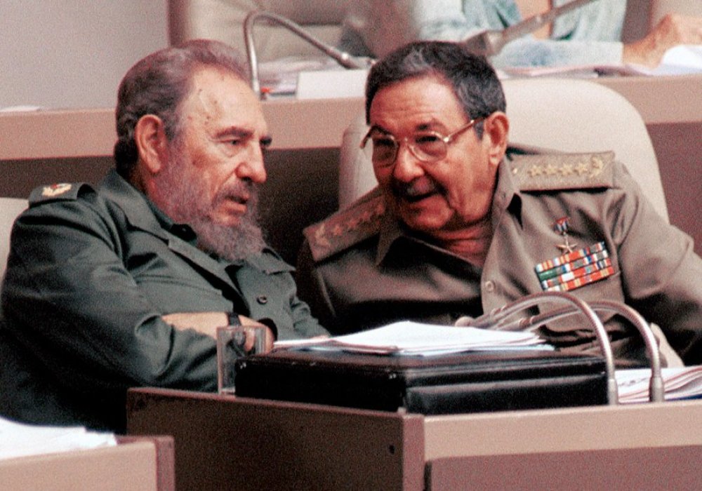 После ухода с государственных должностей Фидель Кастро сохранял пост первого секретаря Компартии Кубы. 19 апреля 2011 года он официально заявил о своем уходе и с этого поста. Компартию возглавил Рауль Кастро. 
