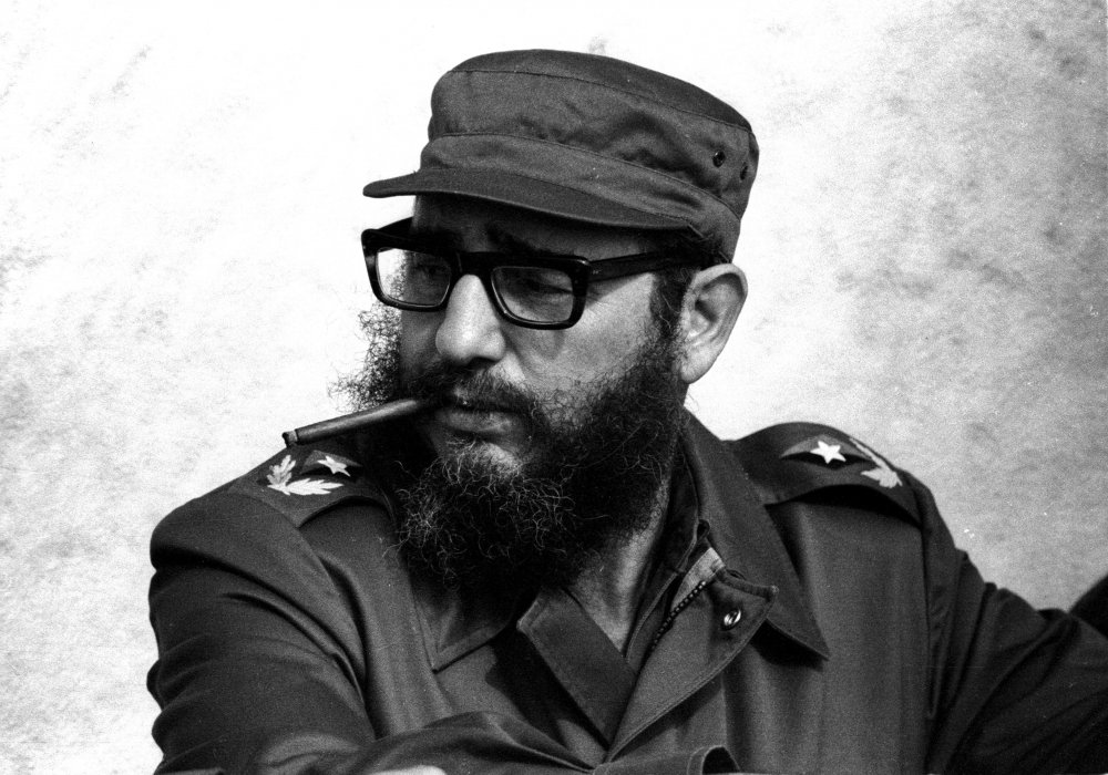 26 июля 1953 года участники группы совершили нападение на казармы Монкада в городе Сантьяго-де-Куба. Выступление было жестоко подавлено. Фидель Кастро был предан суду военного трибунала. На суде он выступил с речью "История меня оправдает", в которой изложил программу национально-освободительной борьбы и революционных преобразований на Кубе. Суд приговорил Кастро к 15 годам тюремного заключения, однако в мае 1955 года под давлением общественности он был амнистирован. В том же году Кастро эмигрировал в Мексику. В Мексике Фидель основал "Движение 26 июля" и начал готовить восстание. Фото REUTERS©