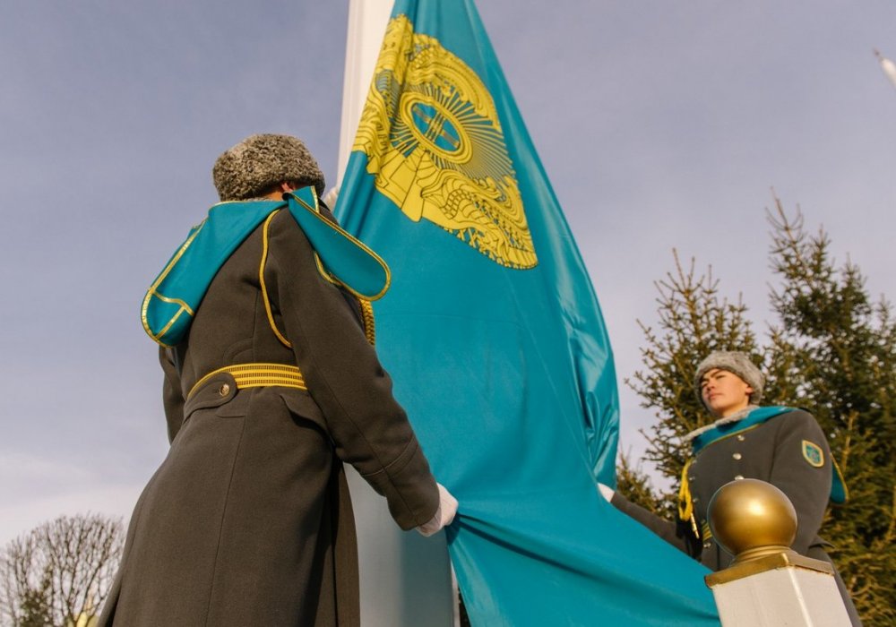 <p>Звучит Гимн Казахстана, а в это время начинают поднимать штандарт Президента.</p>
