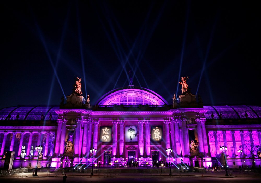 <p>Grand Palais во время шоу. Париж, Франция. Фото REUTERS/Charles Platiau©</p>