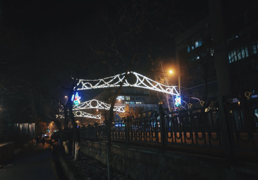 Световые конструкции на улице Фурманова. Фото Tengrinews©