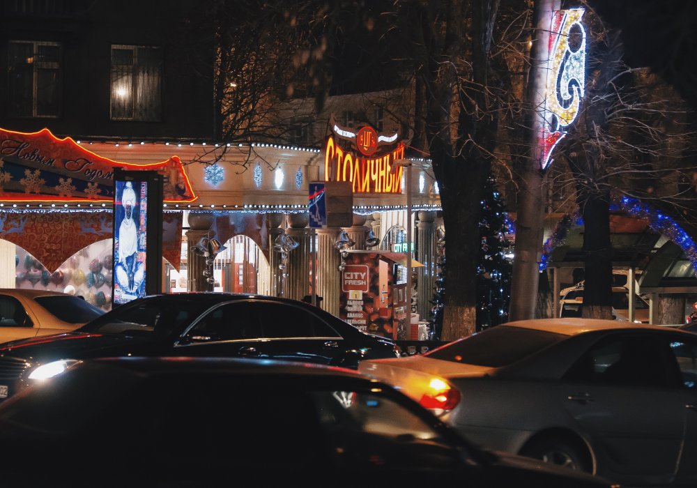 <p>Иллюминация у центрального гастронома по проспекту Абылай хана. Фото Tengrinews©</p>