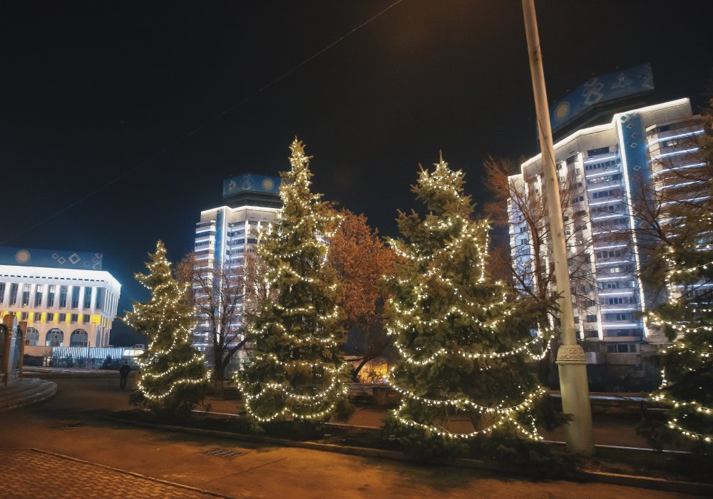 <p>Новогодний декор в ансамбле Площади Республики. Фото Tengrinews©</p>