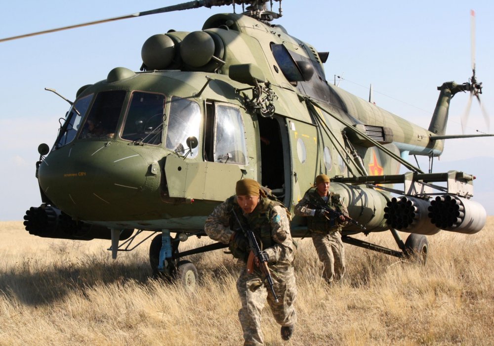 Десантирование отряда военных из вертолета