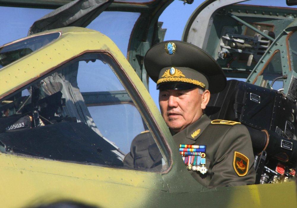 Верховный Главнокомандующий ВС РК Нурсултан Назарбаев за штурвалом боевой машины