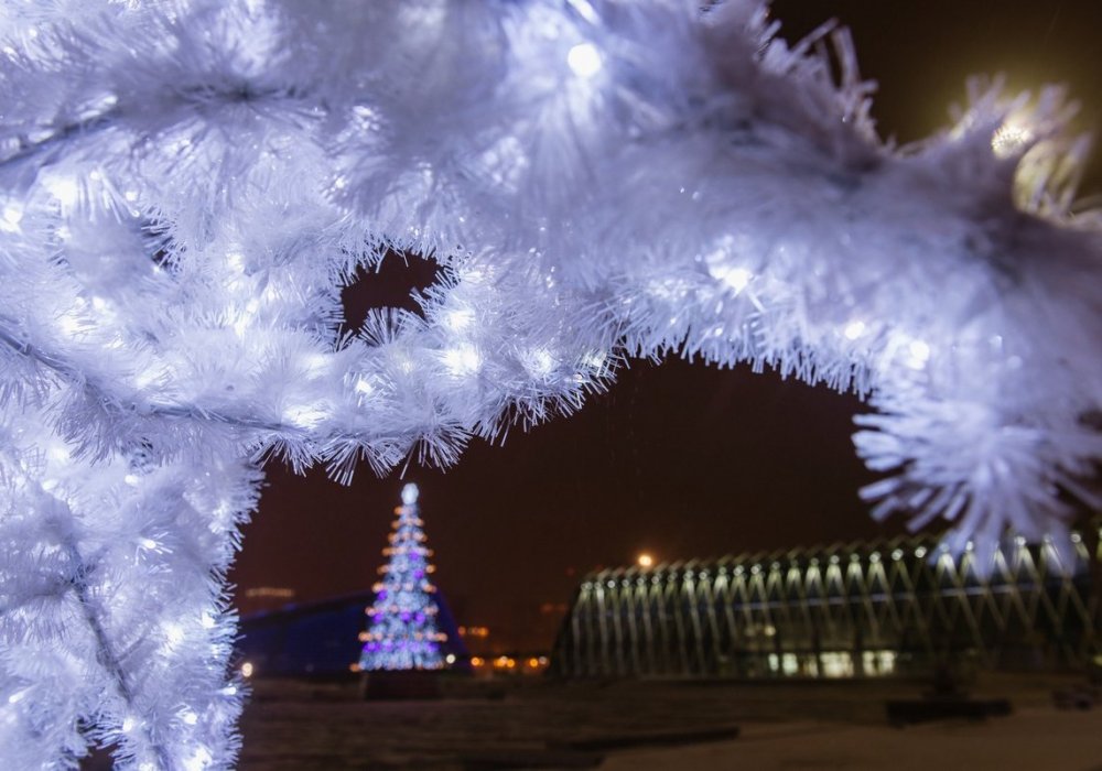 <p>В Астане к Новому году установили 17 елок. Церемония зажжения главной елки страны состоялась 18 декабря.</p>