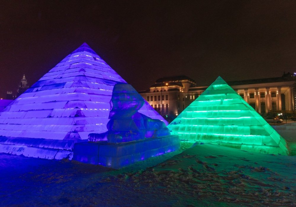 В ледовом городке можно увидеть и разноцветные фигуры в виде египетских пирамид.