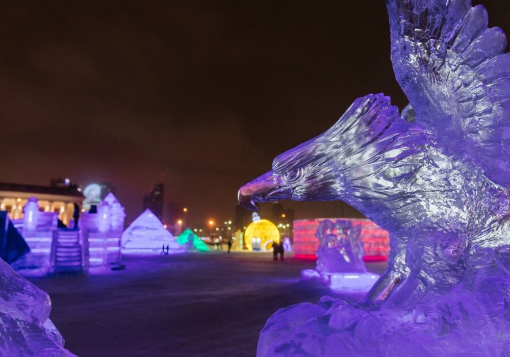 Также городок украшают ледяные животные и сказочные персонажи.