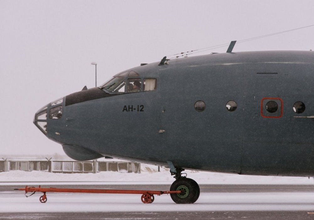 <p>Это военно-транспортный самолет Ан-12 или, как его ласково называют сами пилоты, "Анушка".</p>