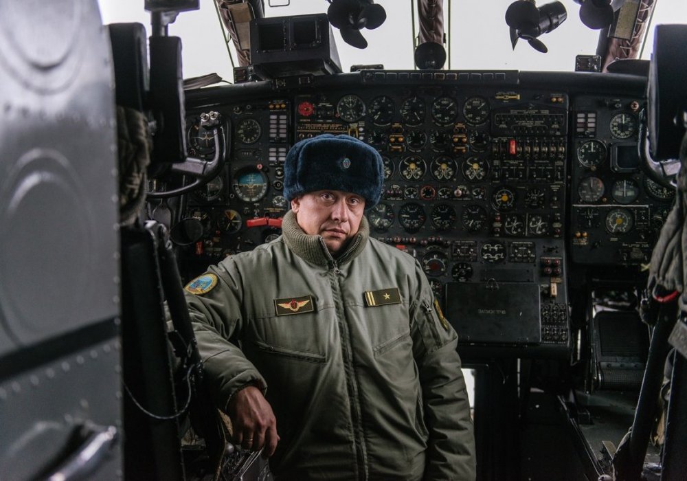 <p>А это пилот Ан-12 - старший&nbsp;бортовой инженер-инструктор авиационного звена Иван Волынкин.</p>
