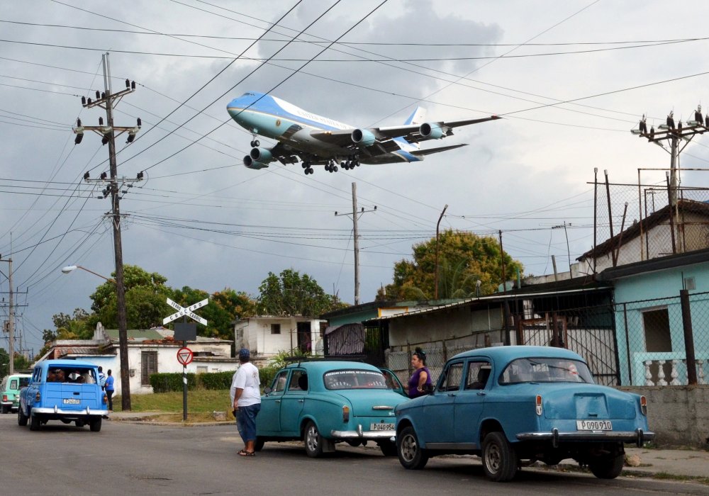<p>Борт президента Соединенных Штатов Америки заходит на посадку в международный аэропорт Гаваны. Это первый визит американского лидера на Кубу за 50 лет. Фото REUTERS/Alberto Reyes&copy;</p>
