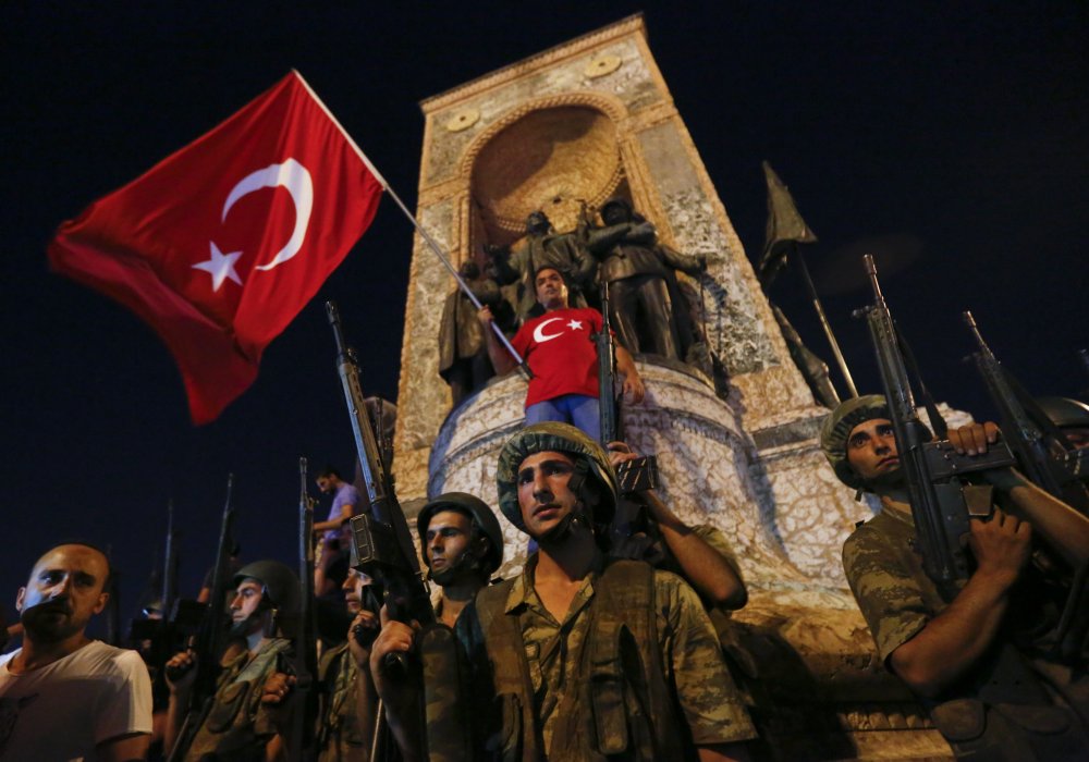 <p>Военные вокруг монумента Республики на площади Таксим в Стамбуле во время попытки вооруженного переворота. Фото REUTERS/Murad Sezer&copy;</p>