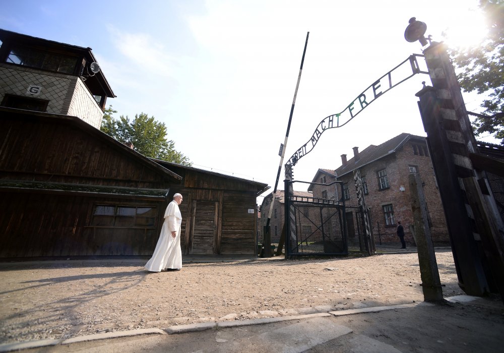 <p>Папа Римский Франциск проходит через ворота бывшего нацистского лагеря Освенцим, надпись на которых гласит "Труд освобождает". Фото REUTERS/Filippo Monteforte/Pool©</p>