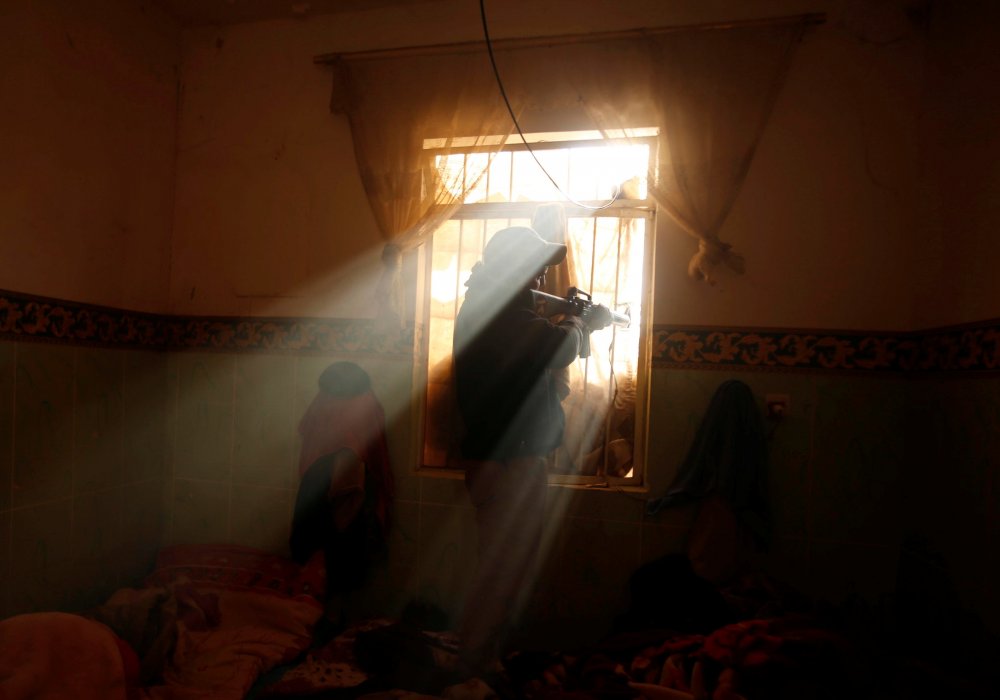 <p>Иракский солдат ведет огонь из укрытия во время спецоперации против сил "Исламского государства". Фото REUTERS/Mohammed Salem&copy;</p>