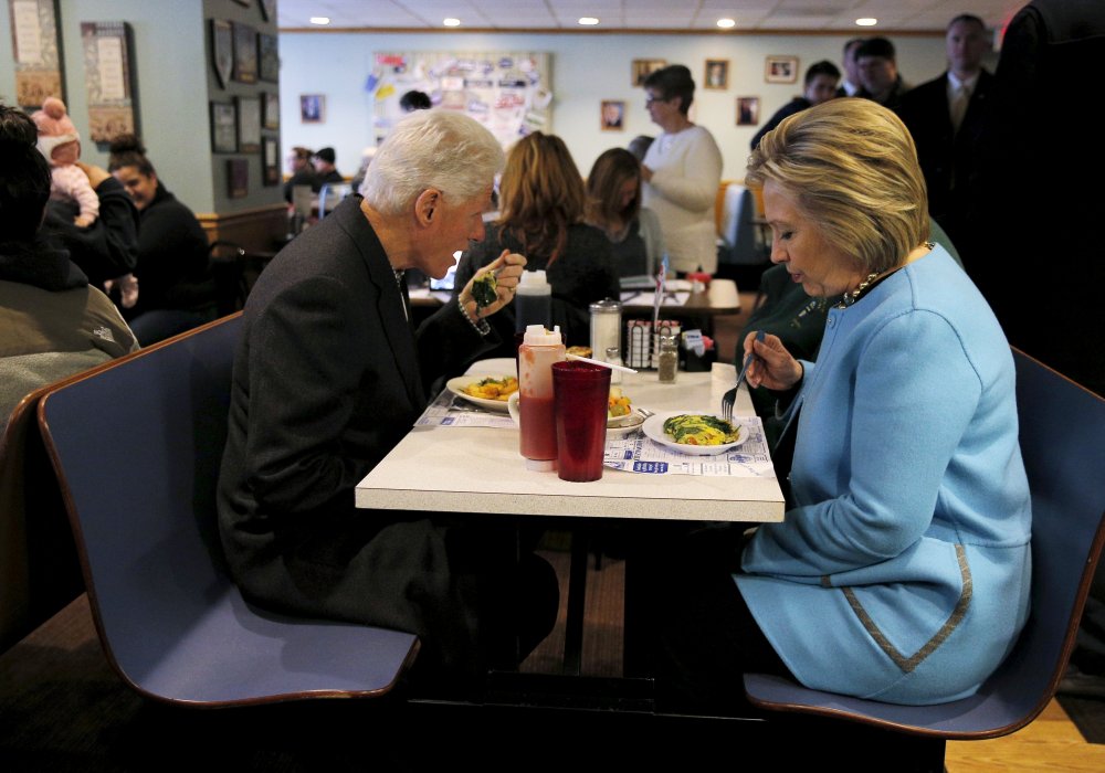 <p>Кандидат от демократической партии США Хиллари Клинтон обедает с супругом, бывшим президентом Биллом Клинтоном. Фото REUTERS/Brian Snyder&copy;</p>