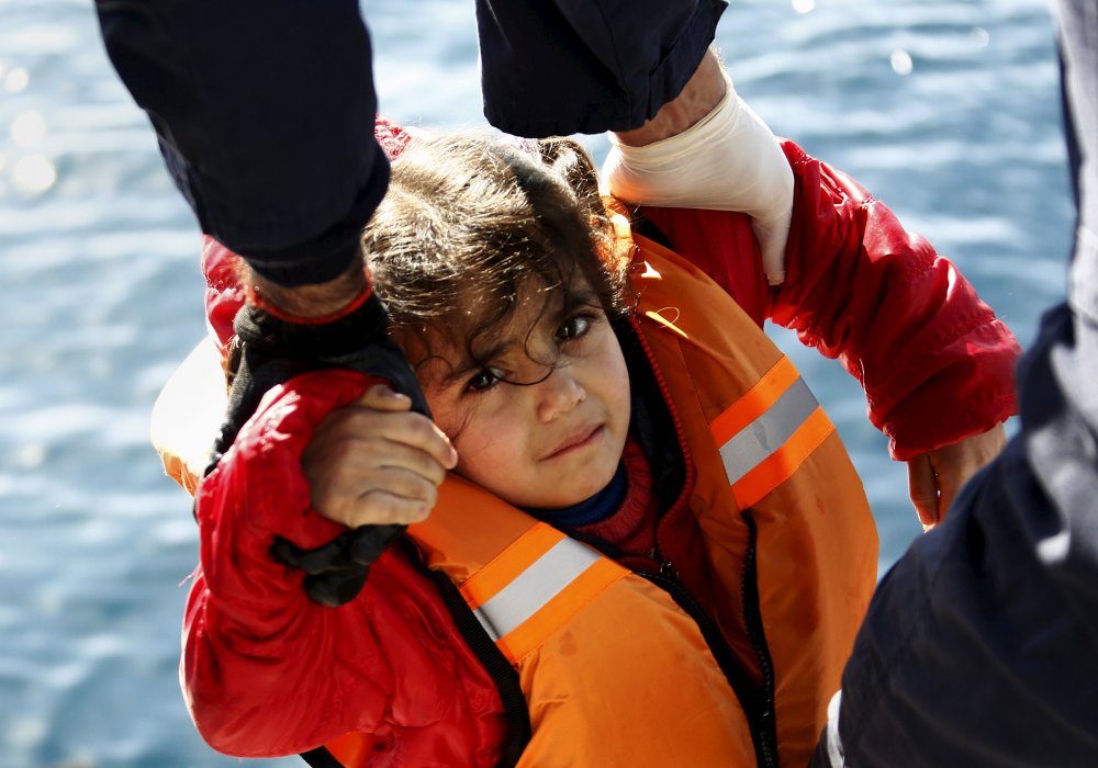 <p>Сотрудники греческой береговой охраны спасают беженцев из открытого моря. Маршрут между греческими островами и турецким побережьем унес в 2016 множество жизней. Фото REUTERS/Giorgos Moutafis&copy;</p>
