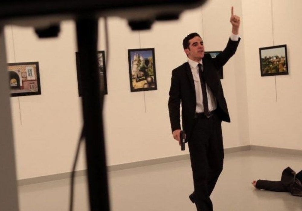 <p>Мевлют Мерт Алтынташ - террорист расстрелявший посла Российской Федерации Андрея Карлова на открытии выставки в Анкаре. Он был застрелен в результате полицейского штурма.</p>