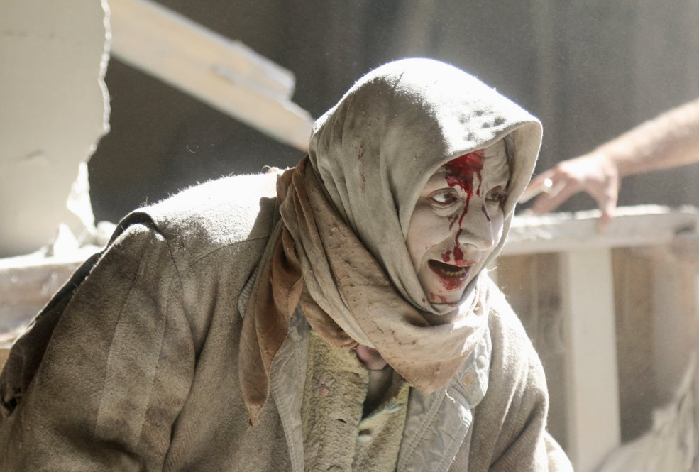 <p>Сирийская женщина после авианалета в старом районе Алеппо. Фото REUTERS/Abdalrhman Ismail©</p>