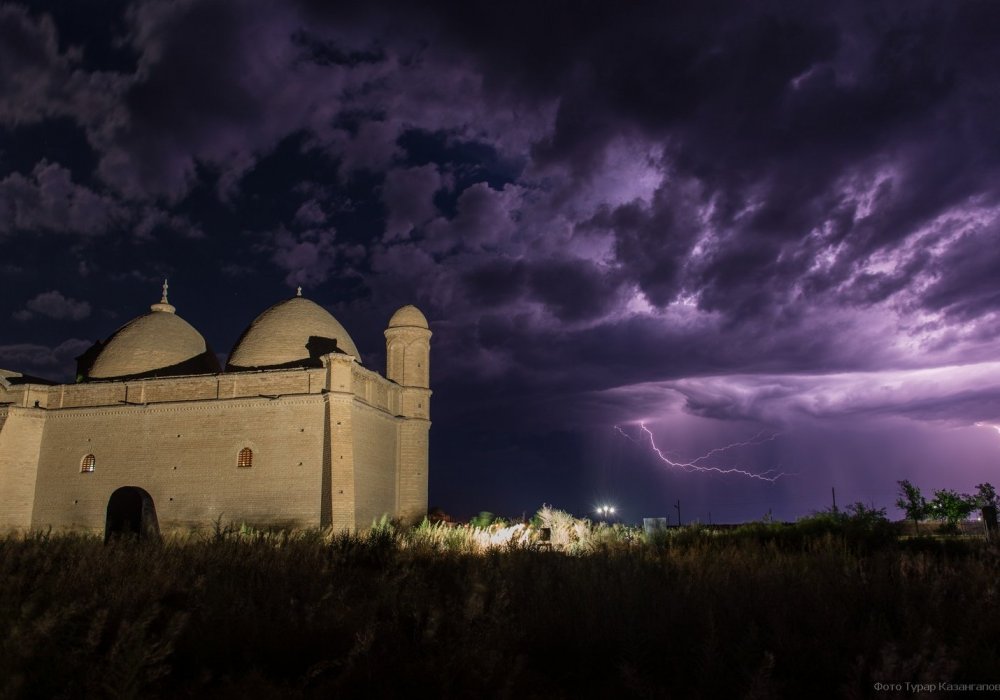<p>Грозовая ночь в городе Отрар, Южно-Казахстанская область, мавзолей Арыстан-баб</p>