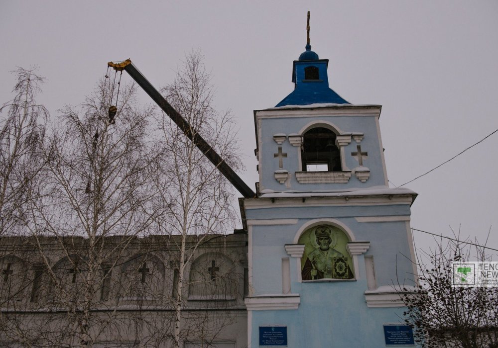 Напротив акимата находится Свято-Никольский храм. Три дня здесь отпевали погибших при обрушении.
По словам работника лавки церкви, на воскресные молитвы к ним приходят 60-70 человек. В основном пожилые люди, одинокие пенсионерки.
"У нас сюда приходит утром одна старушка и к 16.00 уходит. Греется она здесь. Жалко одиноких бабушек. Сами на пятые этажи уголь заносят, чтобы дом обогреть. Некоторые не в силах, мерзнут в холодных квартирах", - рассказала женщина.