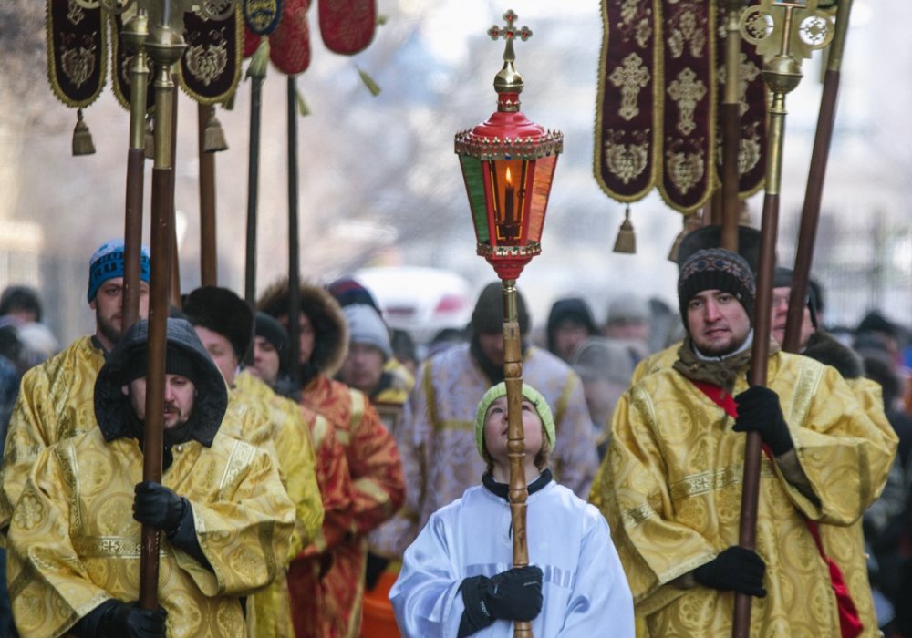 <p>Пока шло массовое ныряние в ледяную воду, от одного из ближайших Соборов начался традиционный крестный ход к реке.</p>